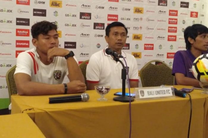 Pelatih Bali United, Widodo Cahyono Putro (tengah) saat melakukan jumpa pers kepada awak media, Sabtu (24/11/2018).