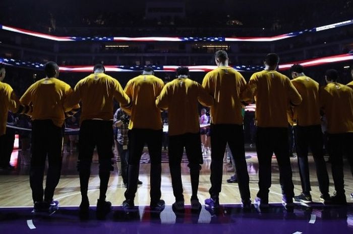 Pemain Los Angeles Lakers berdiri bersama saat lagu kebangsaan Amerika Serikat berkumandang sebelum menjalani laga melawan Sacramento Kings pada lanjutan kompetisi NBA musim 2016-2017 yang berlangsung di Golden 1 Center, Senin (12/12/2016) malam waktu setempat atau Selasa (13/12/2016) siang WIB.
