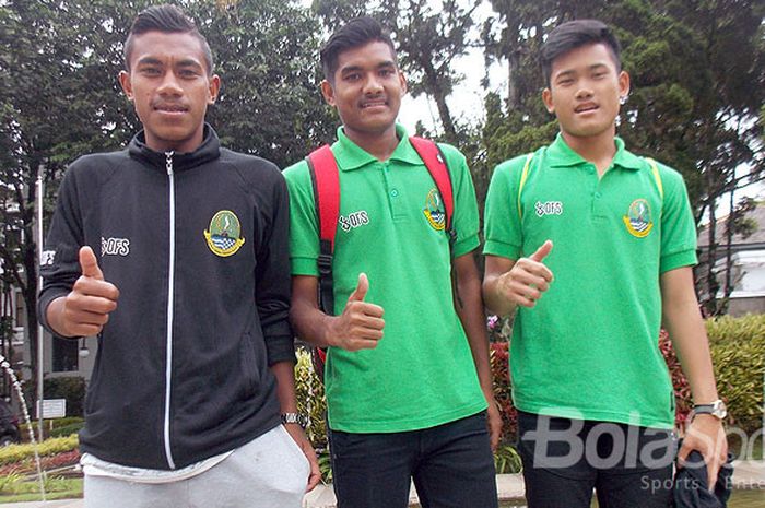 Tiga dari empat pemain tim U-16 Kota Bandung yang dipanggil Timnas U-16. Hamsah Lestaluhu, Yadi Mulyadi, dan Ahlud Dzikri.