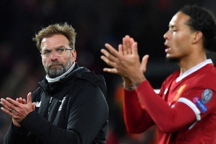 Ekspresi pelatih Liverpool FC, Juergen Klopp (kiri) dan sang bek, Virgil van Dijk, seusai laga leg pertama perempat final Liga Champions kontra Manchester City di Stadion Anfield, Liverpool, Inggris pada 4 April 2018.