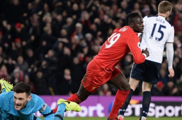 Sadio Mane (merah) mencetak gol Liverpool ke gawang Tottenham Hotspur pada partai lanjutan Premier League di Stadion Anfield, Sabtu (11/2/2017).