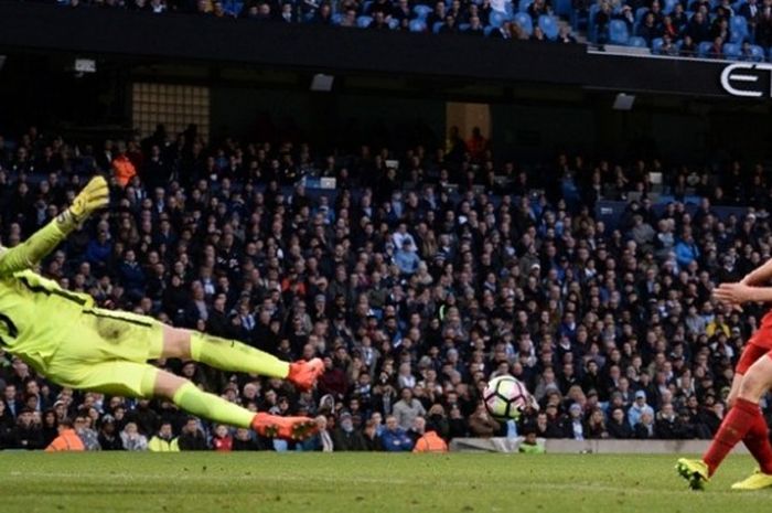 Gelandang Liverpool, Adam Lallana (kanan), gagal memanfaatkan peluang mencetak gol dalam pertandingan Premier League melawan Manchester City, pada 19 Maret 2017.