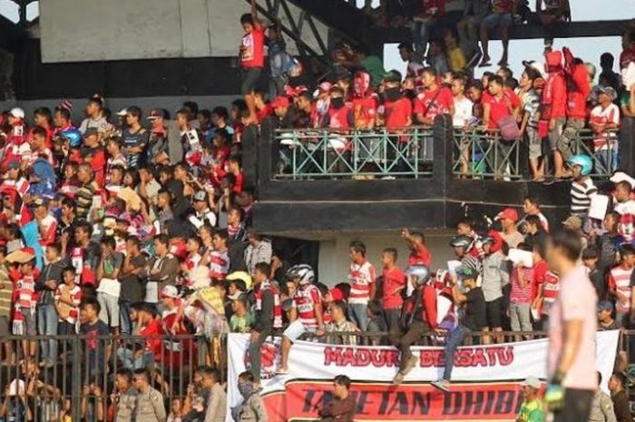 Suporter Madura United memenuhi Stadion Gelora Bangkalan saat timnas menjamu Semen Padang pada laga uji coba, 7 April 2016. 