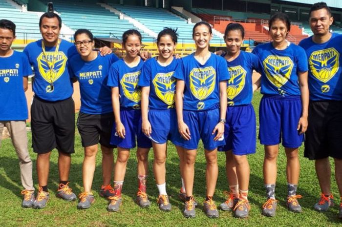 Tim basket putri Merpati Bali Eagle berpose seusai menjalani latihan fisik.