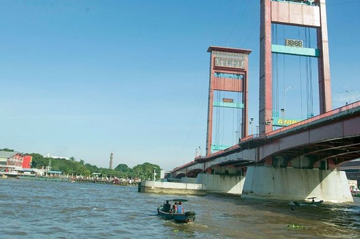 Ikon kota Palembang, Jembatan Ampera, yang menghubungkan daerah Seberang Ulu dan Seberang Ilir yang dipisahkan oleh Sungai Musi.
