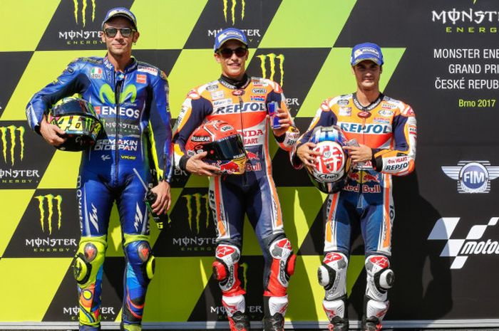 Pebalap MotoGP (kiri-kanan), Valentino Rossi (Movistar Yamaha MotoGP), Marc Marquez (Repsol Honda Team), dan Dani Pedrosa (Repsol Honda Team), berpose setelah menyelesaikan sesi kualifikasi GP Ceska di Sirkuit Brno, Sabtu (5/8/2017).