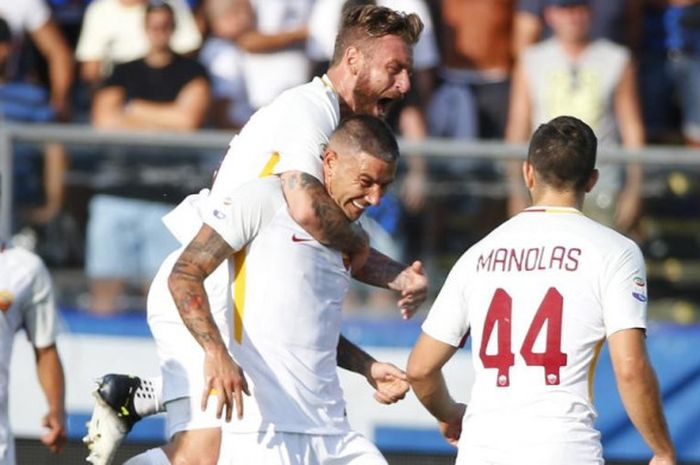 Para pemain AS Roma merayakan gol Aleksandar Kolarov ke gawang Atalanta dalam laga Liga Italia di Atleti Azzurri d'Italia, Bergamo, 20 Agustus 2017.