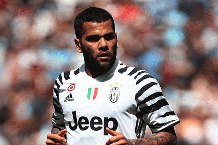 Aksi Dani Alves dalam pertandingan pra-musim antara West Ham United dan Juventus di Olympic Stadium, 07 Agustus 2016. 