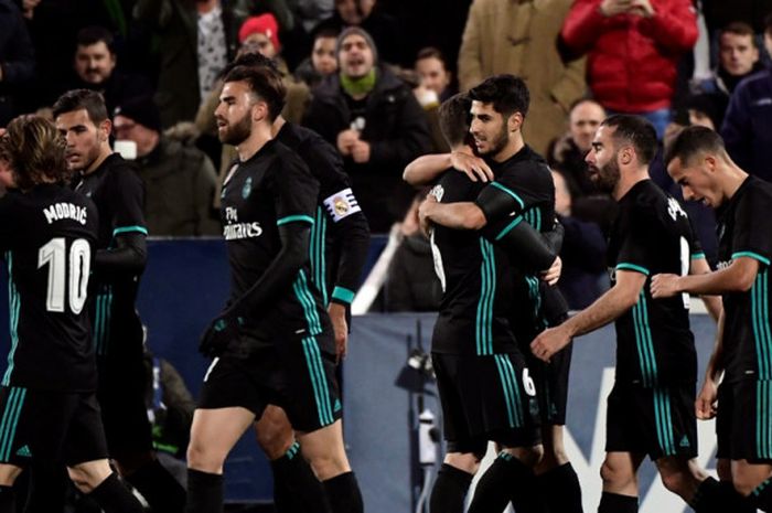 Gelandang Real Madrid, Marco Asensio (tengah), merayakan gol yang dia cetak ke gawang Leganes dalam laga leg pertama perempat final Copa del Rey di Stadion Municipal de Butarque, Leganes, Spanyol, pada 18 Januari 2018.