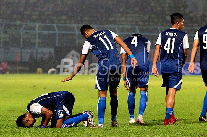                Penyerang Arema FC, Dedik Setiawan, melakukan sujud syukur seusai mencetak gol ke gawang Bhayangkara FC pada laga pekan ke-10 Liga 1 2018 di Stadion Kanjuruhan Kabupaten Malang, Jawa Timur, Selasa (22/05/2018) malam.               