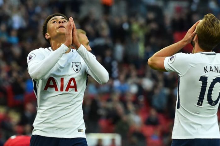 Ekspresi dua pemain Tottenham Hotspur, Dele Alli dan Harry Kane, saat gagal menjebol gawnag Swansea City dalam laga di Stadion Wembley, Sabtu (16/9/2017)