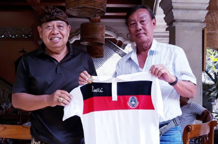 Caption foto : Ketua Asprov PSSI Bali, Ketut Suardana (kiri) memberikan kaos Asprov PSSI Bali kepada owner Mitra Devata, Purwanto Imam Santoso (kanan) di Villa Honeymoon Ubud, Gianyar, Jumat (7/9/2018).