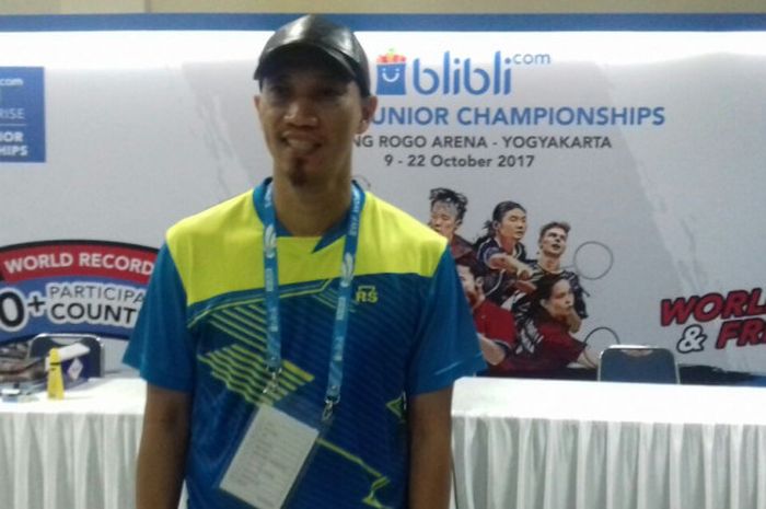 Pelatih tunggal putri junior Indonesia, Jeffer Rosobin, berpose seusai menjalani sesi wawancara dengan media pada Kejuaraan Dunia Junior 2017 di GOR Among Rogo, Yogyakarta.