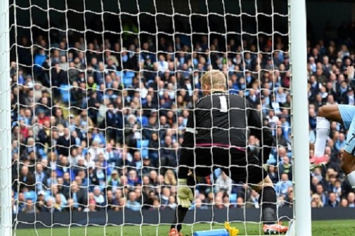 Raheem Sterling melihat bola tembakan David Silva masuk ke gawang Kasper Schmeichel saat Manchester City menjamu Leicester City di Stadion Etihad, Sabtu (13/5/2017). 