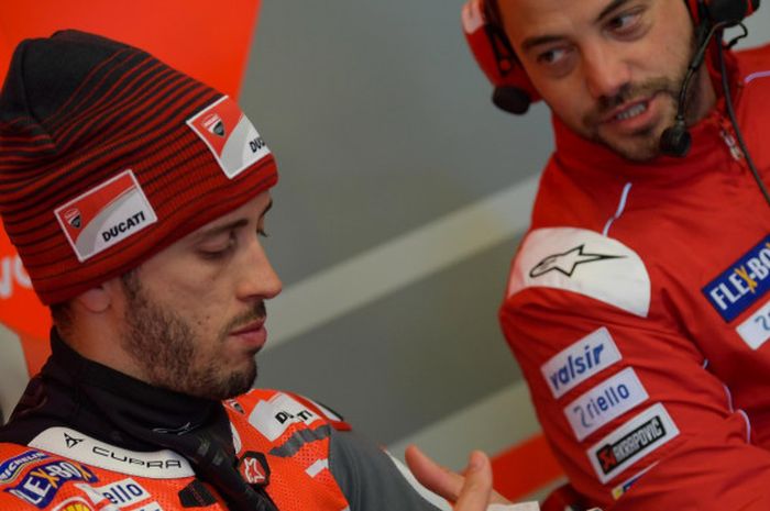 Pebalap tim Ducati, Andrea Dovizioso, saat bersiap jelang sesi kualifikasi MotoGP Prancis, Sabtu (19/5/2018).