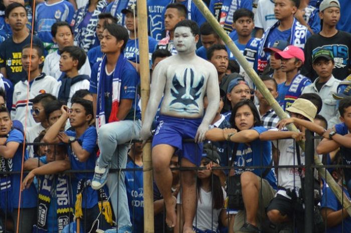 Suporter PSIS Semarang saat memberikan dukungan di Stadion Moch Soebroto, Minggu (4/11/2018).