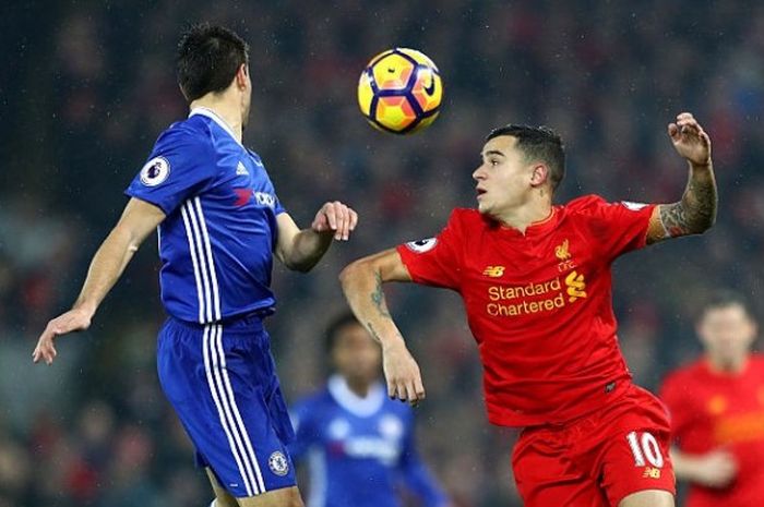 Phillipe Coutinho saat berhadapan dengan Cesar Azpilicueta dalam laga Premier League antaraLiverpool kontra Chelsea di Anfield, 31 Januari 2017.