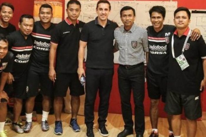 Legenda Manchester United, Gary Neville (tengah), berpose bersama ofisial Bali United di Stadion Kapten I Wayan Dipta, Gianyar, Bali, Minggu (23/7/2017) malam WIB.