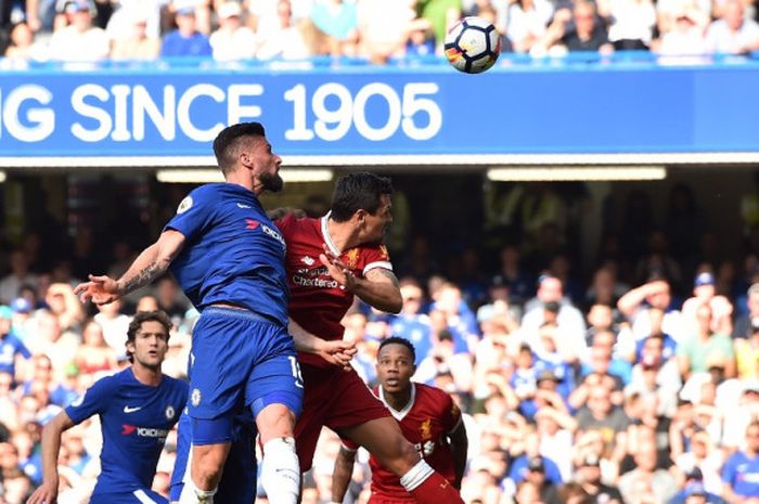 Penyerang Chelsea, Olivier Giroud (tengah), mencetak gol via sundulan dalam laga Liga Inggris kontra Liverpool FC di Stadion Stamford Bridge, London pada 6 Mei 2018.