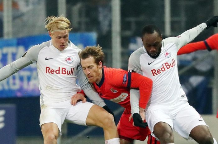 Dua pemain Red Bull Salzburg, Xaver Schlager Reinhold (kiri) dan Ray Yabo, mengepung David Zurutuza (Real Sociedad) dalam laga babak 32 besar Liga Europa, 22 Februari 2018 di Salzburg.