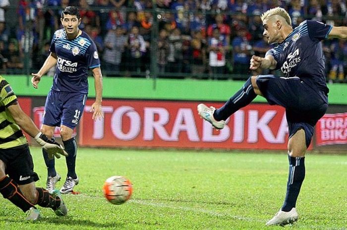 Striker Arema Cronus, Cristian Gonzales menendang bola ke arah gawang Persija yang dijaga kiper Andritany Ardhiyasa di Stadion Gajayana, Kota Malang, Selasa (18/10/2016).