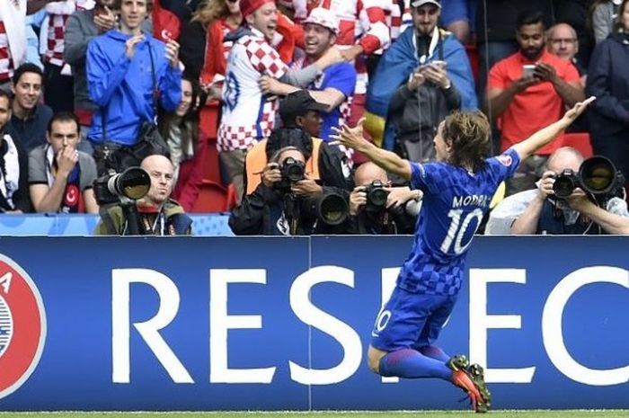 Gelandang timnas Kroasia, Luka Modric, melakukan selebrasi usai mencetak gol ke gawang Turki dalam laga Grup D Piala Eropa 2016 di Parc des Princes, Paris, 12 Juni 2016.