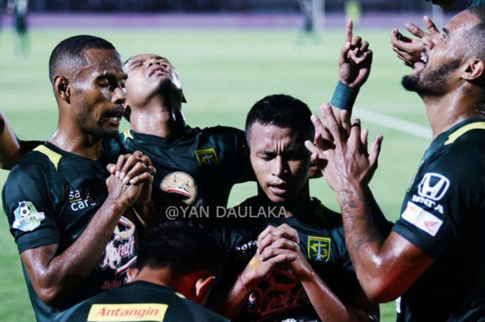 Para pemain Persebaya merayakan gol ke gawang Bali United pada laga Liga 1 2018, Minggu (18/11/2018).