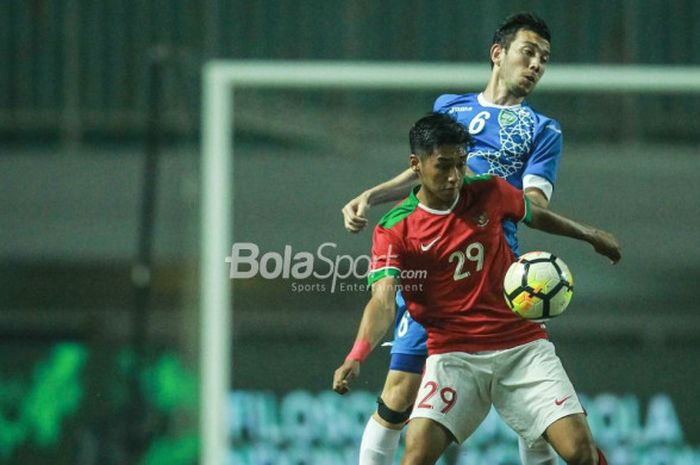 Pemain timnas U-23 Indonesia, Septian David Maulana, mengontrol bola pada laga PSSI Anniversary Cup 2018 kontra Uzbekistan di Stadion Pakansari, Bogor, Kamis (3/5/2018).