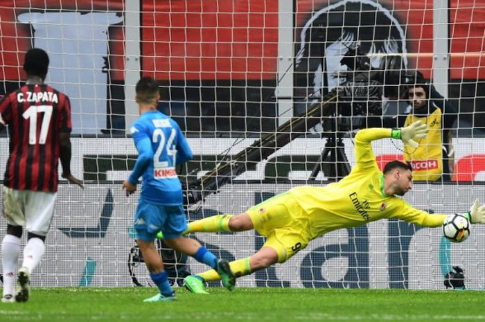   Kiper AC Milan, Gianluigi Donnarumma, menyelamatkan bola pada laga Liga Italia antara AC Milan dan Napoli, di Stadion San Siro, Milano, Minggu (15/4/2018).  