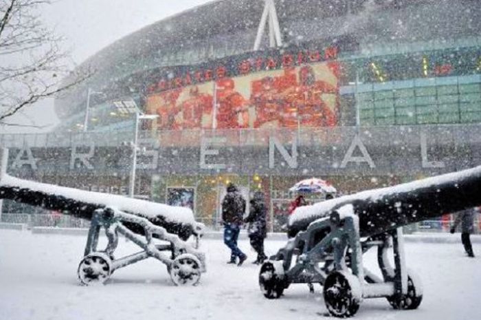 Suasana Emirates Stadium, kandang Arsenal, pada Rabu (28/2/2018). Prakiraan cuaca mengatakan bahwa badai salju masih menerjang London jelang laga Arsenal kontra Manchester City pada Kamis (1/3/2018).