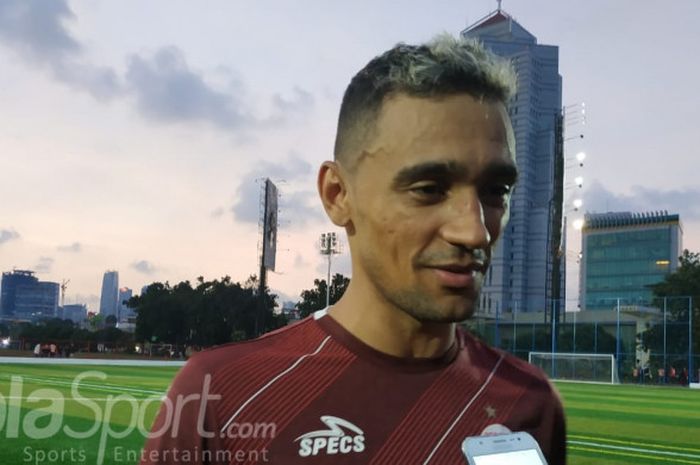 Bruno Oliveira do Matos menjawab pertanyaan wartawan seusai latihan perdana Persija Jakarta di Lapangan Aldiron, Jakarta Selatan, Senin (7/1/2019).