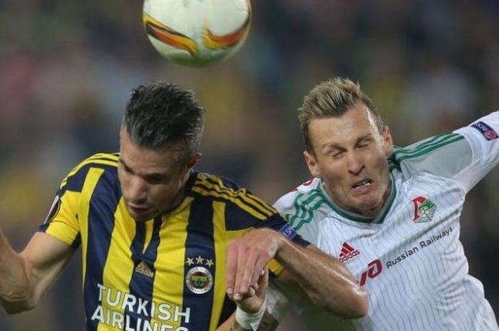 Penyerang Fenerbahce, Robin van Persie, berduel dengan pemain Lokomotiv Moskwa, Dmitri Tarasov, dalam pertandingan babak 32 besar Liga Europa di Stadion Sukru Saracoglu, Istanbul, Turki, 16 Februari 2016.