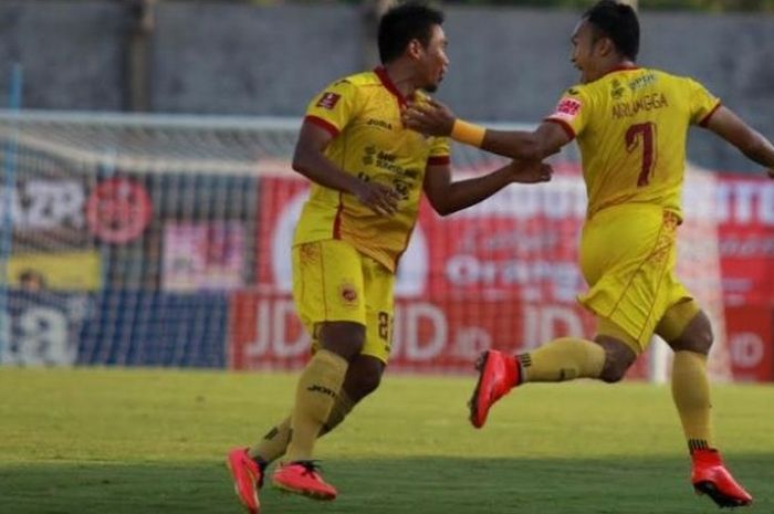 Striker Airlangga Sucipto (kanan) dan bek Wildansyah bersuka cita merayakan gol Sriwijaya FC ke gawang tuan rumah Madura United di Stadion Gelora Delta, Rabu (14/9/2016). 