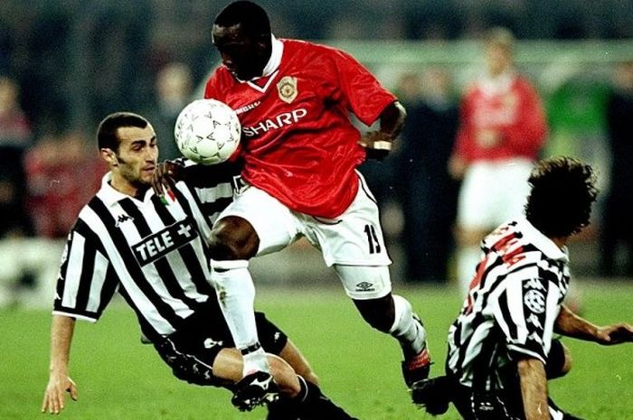 Aksi Dwight Yorke meloloskan diri dari jepitan dua bek Juventus dalam pertandingan semifinal Liga Champions, 21 April 1999.