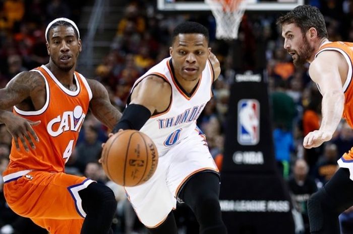 Point guard Oklahoma City Thunder, Russell Westbrook (jersey oranye, #0), melewati penjagaan dua pemain Cleveland Cavaliers, Iman Shumpert (#4), dan Kevin Love (#0), pada laga musim reguler NBA di  Quicken Loans Arena, Cleveland, Ohio, Amerika Serikat, Minggu (29/1/2017).