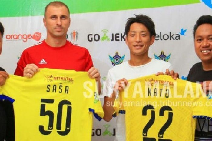 Sasa Zecevic dan Yusuke Kato diperkenalkan sebagai pemain baru Persegres Gresik, Sabtu (12/8/2017).