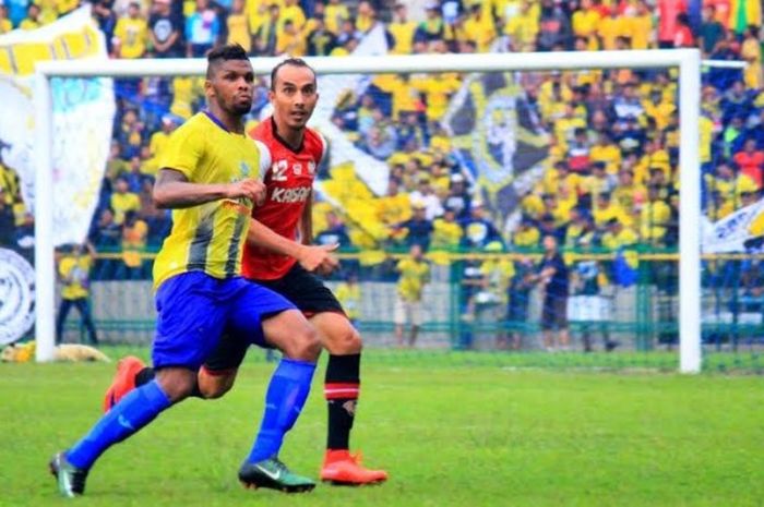 Striker Persegres, Patrick da Silva (kiri) ditempel pemain bertahan Persepam pada uji coba di Stadion Tri Dharma, Gresik, Rabu (29/3/2017) sore. 