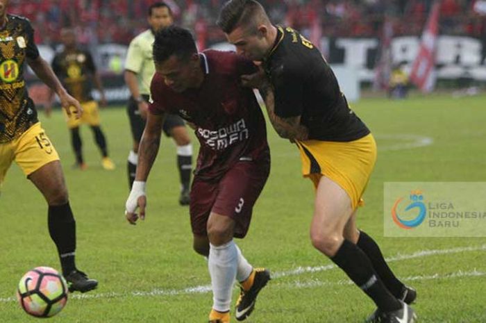 Ferdinand Sinaga sat dikawal pemain belakang Barito Putera di laga PSM Makassar versus Barito Putera.