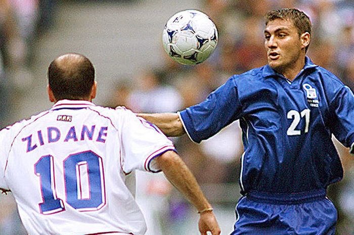 Penyerang timnas Italia, Christian Vieri (kanan), mengontrol bola dibayangi gelandang timnas Prancis, Zinedine Zidane, dalam laga perempat final Piala Dunia 1998 di Stadion Stade de France, Prancis, pada 3 Juli 1998.