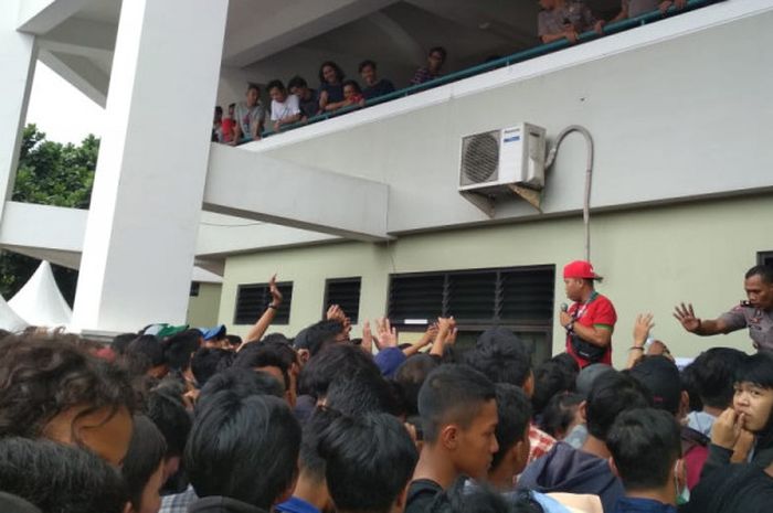 Antrean loket tiket menjelang laga timnas futsal Indonesia versus Malaysia di GOR UNY, Yogyakarta, membludak pada Selasa (6/11/2018).