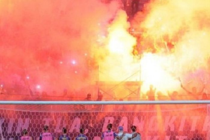 Pendukung Persiba Balikpapan, Balistik, nyalakan flare saat timnya menghadapi Madura FC di Stadion B