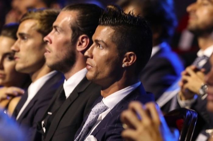 Megabintang Real Madrid, Cristiano Ronaldo (tengah), menghadiri acara pengundian fase grup Liga Champions di Monaco, 25 Agustus 2016.