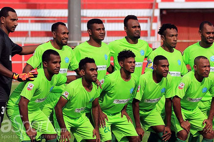 Skuat PSBS Biak berpose menjelang dimulainya laga melawan Blitar United pada pertandingan Liga 2 2018 di Stadion Soepriadi Blitar, Jawa Timur, Selasa (24/04/2018) sore.