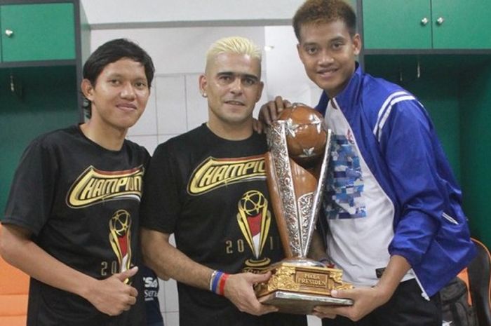 Tiga pemain Arema FC Adam Alis, Cristian Gonzales, dan Kurnia Meiga saat berada di ruang ganti pemain dengan membawa Piala Presiden 2017 di Stadion Pakansari, Cibinong, Kab Bogor, pada Minggu (12/3/2017).