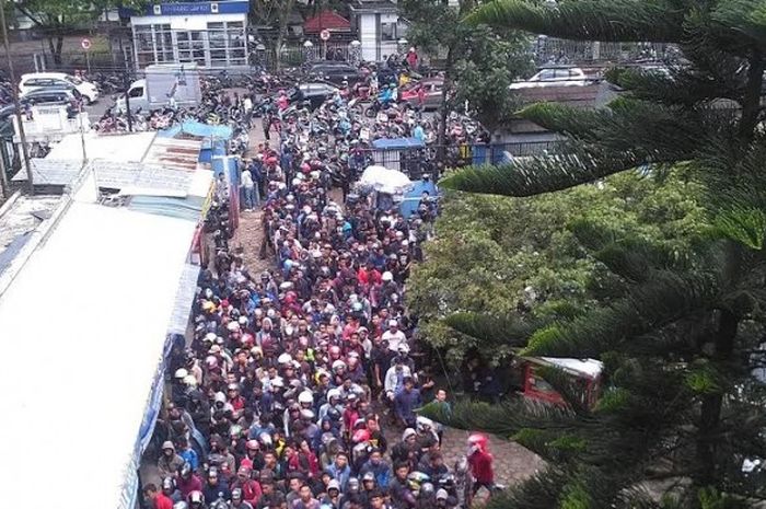 Sekitar seribu bobotoh mengantre tiket laga Persib kontra PBFC II di depan toko VOM, Jalan Ahmad Yani, Kota Bandung, Sabtu (4/3/2017). 