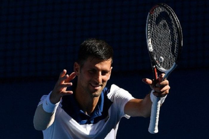 Petenis tunggal putra asal Serbia, Novak Djokovic, melakukan selebrasi setelah mengalahkan petenis Amerika Serikat, Donald Young, pada laga babak pertama Australian Open 2018, di Melbourne, Selasa (16/1/2018).