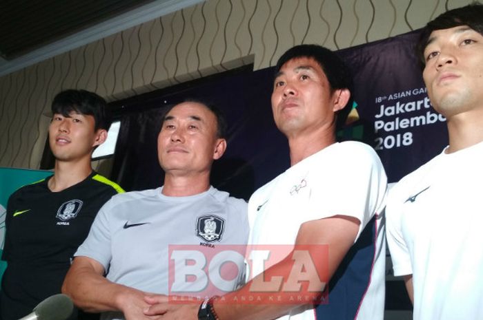 Sejumlah pemain Timnas U-23 Korea Selatan (dari kiri ke kanan, Son Heung-min, Kim Hak-bum, Hajime Moriyashu, Koji Miyoshi) menghadiri konferensi pers sebelum final sepak bola putra Asian Games 2018 antara Timnas U-23 Korea Selatan dan Timnas U-23 Jepang di Stadion Pakansari, Kabupaten Bogor, Jawa Barat, Jumat (31/8/2018). 