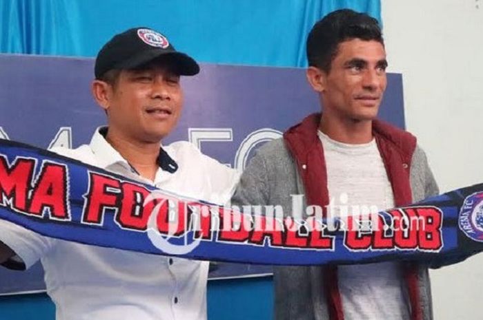   Pelatih kiper baru Arema FC, Ricardo Felipe Navarro Dos Passos (kanan) saat resmi diperkenalkan bersama Pelatih Arema FC, Joko Susilo, Rabu (7/3/2018).  