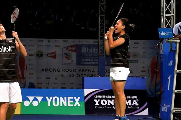 Pasangan ganda campuran Indonesia, Pitha Haningtyas Mentari, melakukan selebrasi setelah sukses merebut tiket final setelah mengalahkan pasangan China, Liu Shiwen/Li Wenmei, 18-21, 21-16 , 21-13 pada laga semifinal yang berlangsung di GOR Among Rogo, Yogyakarta, Sabtu (21/10/2017).