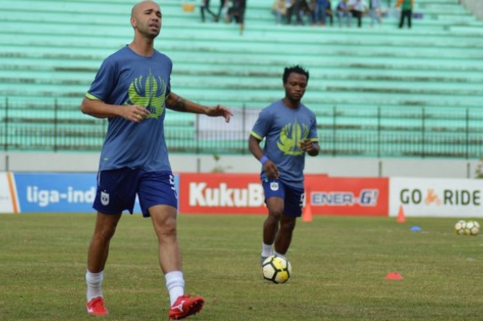 Striker dan gelandang asing PSIS Semarang,m Bruno Silva dan Ibrahim Conteh saat berlatih di Stadion Moch Soebroto, Magelang.